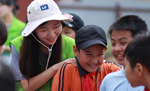 LS 대학생해외봉사단이 베트남 하이퐁시에서 초등학생들과 체육활동을 하고 있다. 출처 : LS그룹.