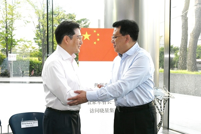 효성 조현준 회장(왼쪽)이 지난 25일 효성 반포 사옥에서 위안자쥔 중국 저장성 성장을 만나 악수를 나누고 있다. 출처 : 효성.