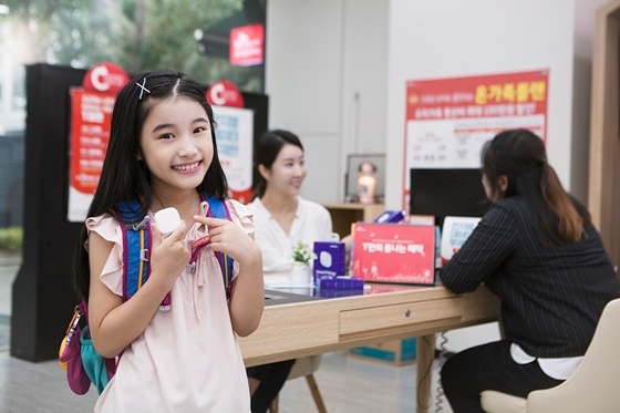 SK텔레콤이 아이, 반려동물, 귀중품의 실시간 위치를 파악해 잃어버릴 염려를 덜어주는 IoT 전국망 기반의 위치 알림이 '스마트싱스 트래커'를 출시한다. 사진=SK텔레콤.