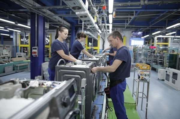 삼성전자의 유럽향 세탁기와 냉장고 등을 생산하는 삼성전자 폴란드 공장의 제조 현장 모습.