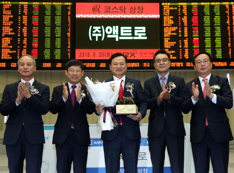 한국거래소 코스닥시장본부는 28일 오전 서울사옥 홍보관에서 모바일용 액추에이터 및 조립자동화 설비 제조업체인 액트로의 코스닥시장 신규상장기념식을 개최했다. (왼쪽부터) 최규준 한국IR협의회 부회장, 정운수 한국거래소 코스닥시장본부장, 하동길 액트로 대표이사, 이현 키움증권 대표이사, 송윤진 코스닥협회 부회장. 사진=한국거래소