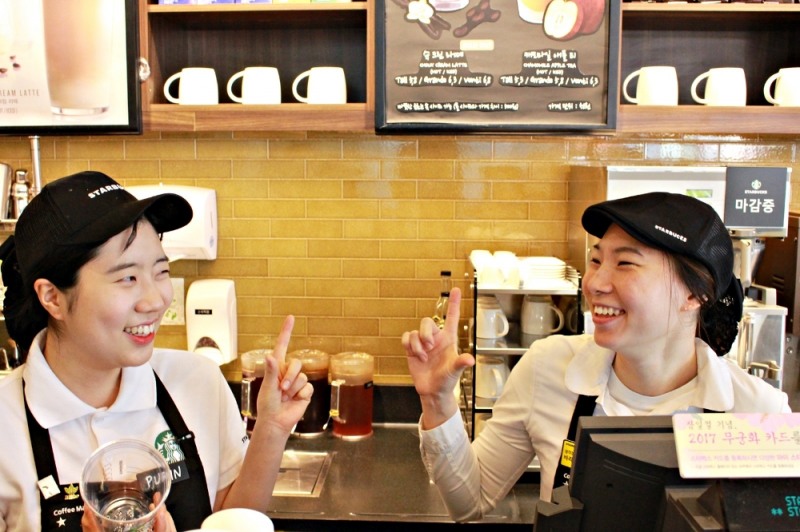 (사진 오른쪽)성신여대정문점에서 수퍼바이저로 근무중인 조민아 청각장애인 바리스타. /사진제공=스타벅스커피 코리아