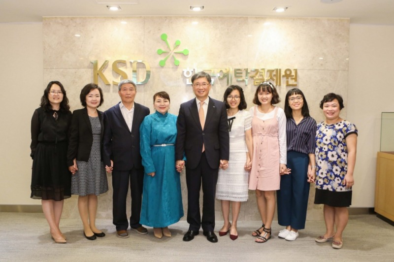 ▲박임출 한국예탁결제원 전무(왼쪽 다섯 번째)가 예탁결제원을 방문한 몽골·베트남 한국어 우수교육생과 기념 촬영을 하고 있다./사진=한국예탁결제원