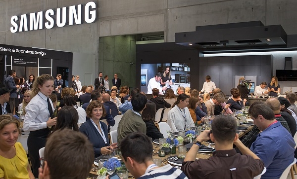 삼성전자가 지난 30일(현지시간) 독일 베를린에서 열리고 있는‘IFA 2018’에서 독일 명품 가구 놀테(Nolte)와 협업해 최고급 빌트인 가전 전시존을 마련하고 '삼성 스마트 라이프 레시피(Samsung Smart Life Recipe)'를 주제로 쿠킹쇼를 개최했다.