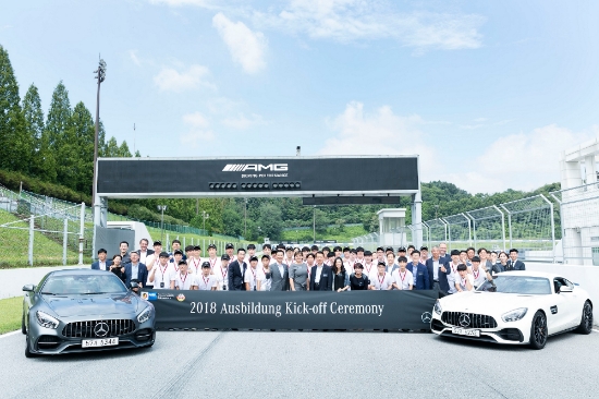 31일 경기도 용인에 위치한 메르세데스-벤츠 코리아 AMG 스피드웨이에서 독일식 일-학습 병행 프로그램 2018 아우스빌둥(Ausbildung) 출범식을 개최했다. (좌측 열한번째부터) 이상국 메르세데스-벤츠 코리아 네트워크 개발 & 트레이닝 총괄 부사장, 수잔네 뵈얼레 한독상공회의소 아우스빌둥 프로젝트 매니저, 배기영 더클래스효성 대표이사). 사진=벤츠 코리아.