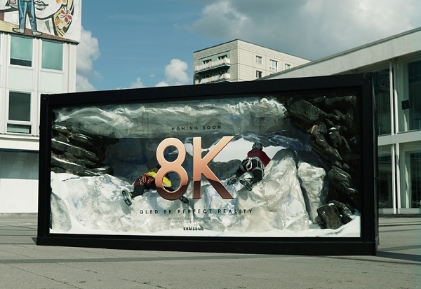 삼성전자가 독일 베를린에 위치한 '컨퍼런스센터 BCC' 주변에 설치한 QLED 8K 옥외광고의 모습이다. 출처 : 삼성전자.