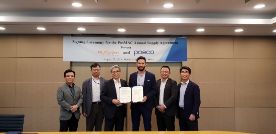 8월 포스코가 태양광 업체 넥스트래커와 포스맥 공급 협약을 체결했다. 사진은 김진호 포스코 강건재마케팅실장(왼쪽 3번째)과 입스 피규롤라 넥스트래커 부사장(왼쪽 4번째)이 협약을 체결하고 기념사진을 찍는 모습. 사진=포스코.