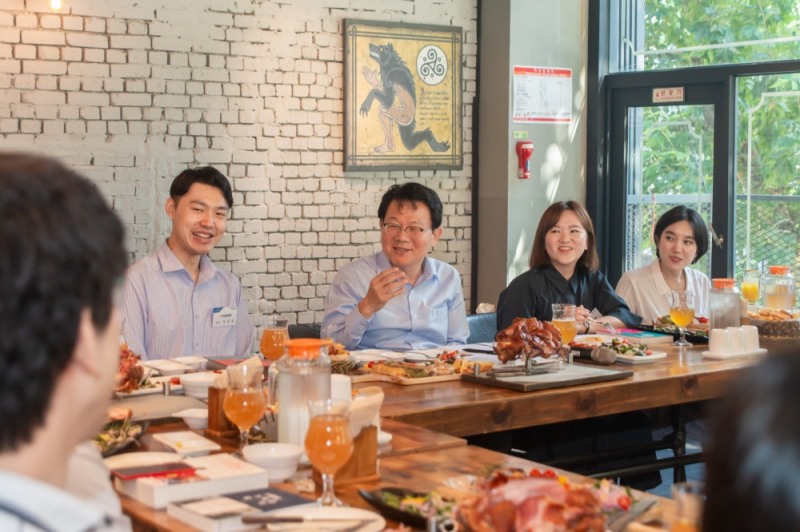 31일 종로구에 위치한 헌터스문(농협목우촌 운영)에서 NH농협금융지주 김광수 회장(오른쪽에서 세 번째)이 NH미래혁신리더들과 소통하고 있다. / 사진= NH농협금융지주