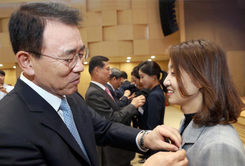 신한금융지주는 창립 17주년을 맞아 서울 중구 태평로에 위치한 신한금융 본사에서 창립기념식을 개최했다. 이날 창립기념식에서 조용병 회장이 직원에게 하나의 신한(One Shinhan) 배지를 달아주고 있다. / 사진= 신한금융지주