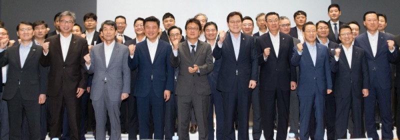 최종구 금융위원장은 3일 여의도 산업은행에서 열린 혁신성장 금융생태계 추진현황 점검회의 및 성장지원펀드 운용사 위촉식에 참석했다. (왼쪽부터) 위성호 신한은행장, 허인 국민은행장, 이동걸 산업은행 회장, 유의동 국회 의원, 민병두 국회 정무위원장, 최종구 금융위원장, 김태영 은행연합회장, 윤대희 신용보증기금 이사장, 정지원 한국거래소 이사장, 김도진 기업은행장 / 사진= 금융위원회