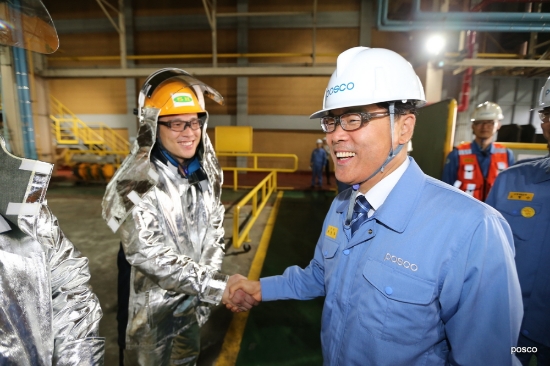 최정우 포스코 그룹 회장이 포항제철소를 방문해 직원들과 인사를 나누는 모습. 사진=포스코.
