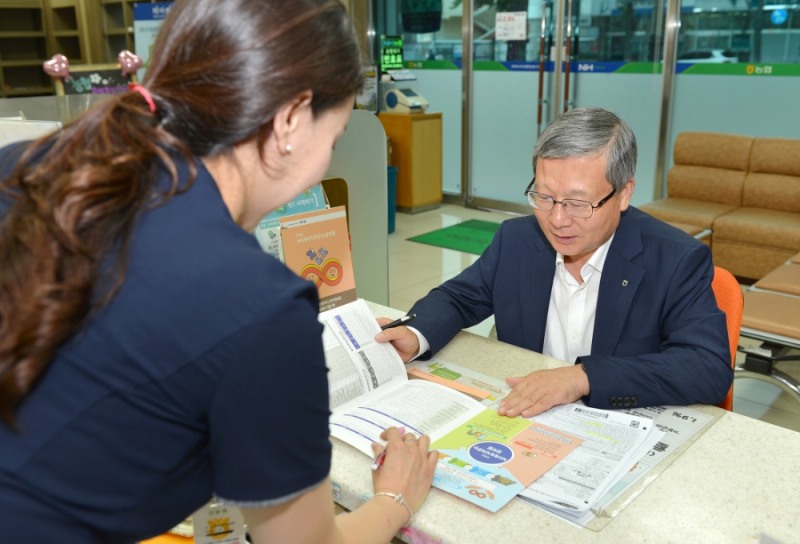 △NH농협손해보험은 오병관 대표이사(사진 오른쪽)가 '무배당 NH계속지켜주는암보험'의 출시를 기념해 서울 종로구 소재 한국양봉농협 혜화역지점을 방문, 1호 가입자로 이름을 올렸다고 4일 밝혔다. 오병관 대표이사(사진 오른쪽)가 직원으로부터 상품에 대한 설명을 듣고 있다. / 사진=NH농협손해보험
