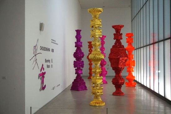 국립현대미술관 서울 5전시실에 설치된 'MMCA 현대차시리즈 2018: 최정화-꽃, 숲'전의 전경(사진=국립현대미술관 제공)