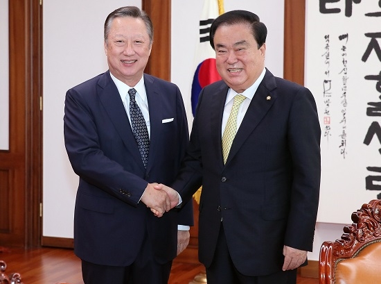 4일 박용만 대한상공회의소 회장(왼쪽)이 국회에서 문희상 국회의장과 악수하고 있다. 사진=대한상공회의소.