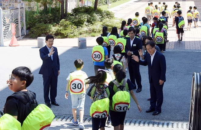 BNK부산은행이 부산시내 초등학교 개학을 맞아 학교 앞 스쿨존의 안전사고를 방지할 수 있는 ‘어린이 가방 안전 덮개’ 3만개를 지원한다. / 사진 = BNK부산은행