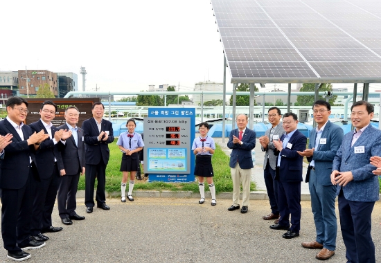 6일 LG화학은 서울 성동구에 위치한 중랑물재생센터에서 서울시, '에너지나눔과평화'와 '민간 지원 공익형 태양광 발전소'인 '희망 그린(Green) 발전소' 준공식을 개최했다. 왼쪽부터 김태호 에너지나눔과평화 대표, 박준성 LG화학 대외협력담당 상무, 예종석 사회복지공동모금회 회장, 박진수 LG화학 부회장, 김정욱 녹색성장위원회 공동위원장, 배광환 서울특별시 배광환 물순환안전국장. 사진=LG화학.