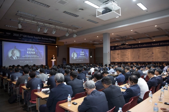 6일 스티븐 키퍼(Steve Kiefer) 지엠 글로벌 구매 부사장이 한국지엠 부평 본사에서 개최된 ‘협력사 초청 경영현황 설명회’에 참석한 한국지엠 부품협력사 대표들 앞에서 연설하고 있다. 사진=한국지엠.