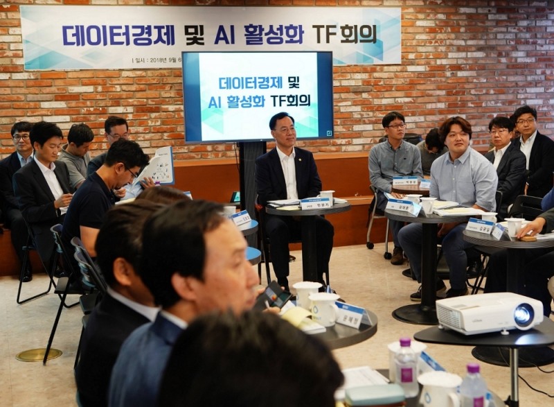 △지난 6일 뱅크샐러드 본사에서 과학기술정보통신부 주재로 열린 민·관합동 TF 발족회의에 관계자들이 이야기를 나누고 있다./사진=뱅크샐러드