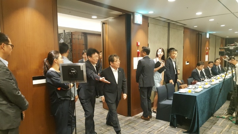 △7일 오전 종로 은행연합회에서 열린 윤석헌 금융감독원장과 보험사 CEO들의 간담회장에 윤석헌 원장이 입장하고 있다. / 사진=장호성 기자