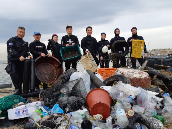 8일 포스코 클린오션봉사단이 포항 발산리의 항구 및 방파제에서 폐플라스틱 등 5톤의 해양쓰레기를 수거한 후 기념촬영을 하고 있다. 사진=포스코.