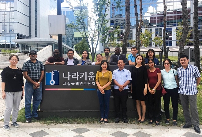 한국국제협력단(KOICA)이 주관하고 캠코(한국자산관리공사)가 진행하는 '2018 국유부동산의 효율적 관리ㆍ처분 및 개발 역량강화' 연수과정에 참여중인 9개국 개도국 공무원 연수생들이 10일 나라키움 세종국책연구단지를 방문해 기념촬영을 하고 있다. / 사진 = 캠코