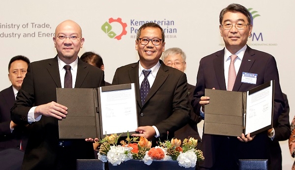 (왼쪽부터)IRT의 피터 위자야 이사, 삽토 아지 누그로호 CEO, 두산중공업 윤석원 부사장이 인도네시아 자와 9, 10호기 석탄화력발전소 건설 MOU 서명식 후 기념촬영을 하고 있다.