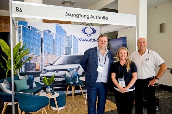 5일 호주자동차딜러협회(AADA)가 주최하는 전국딜러대회에 쌍용자동차 팀 스미스(Tim Smith) 호주법인장(사진 가운데)을 비롯한 호주법인 관계자들이 쌍용자동차 홍보부스에 전시된 차량 앞에 서 있다. 사진=쌍용자동차.