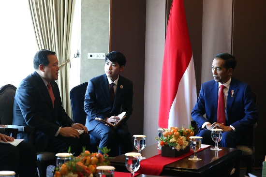 10일 소공동 롯데호텔서울에서 황각규 부회장이 조코 위도도(Joko Widodo) 인도네시아 대통령을 만나 롯데그룹의 인도네시아 진출 현황을 설명하고 상호협력 및 지원 강화 방안 등에 대해 논의하는 모습. 사진=롯데그룹.