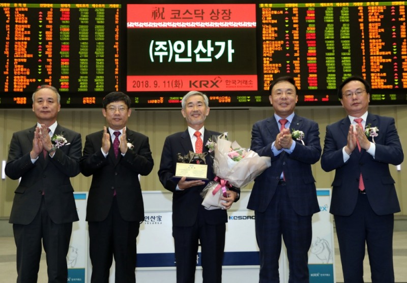 한국거래소 코스닥시장본부는 11일 오전 서울사옥 홍보관에서 죽염 및 죽염응용식품 제조업체인 인산가의 코스닥시장 신규상장기념식을 개최했다. (왼쪽부터) 최규준 한국IR협의회 부회장, 정운수 한국거래소 코스닥시장본부장, 김윤세 인산가 대표이사, 김영규 IBK투자증권 대표이사, 송윤진 코스닥협회 부회장. 사진=한국거래소