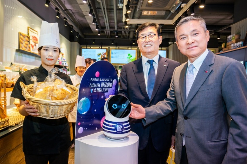 11일 파리바게뜨 명동본점에서 진행된 '스마트 베이커리 구축을 위한 사업협약서(MOU) 체결식'에 참석한 ㈜파리크라상 권인태 대표이사(왼쪽)와 LG유플러스 하현회 부회장(오른쪽)이 AI기능이 탑재된 '클로이 홈'을 살펴보고 있다. /사진제공=파리크라상