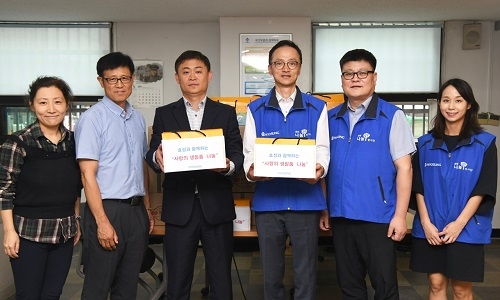 11일 오후 서울남부보훈지청에서 열린 '사람의 생필품 나눔' 행사에서 이용기 서울남부보훈지청장(왼쪽 세번째)과 이정원 효성 상무(왼쪽 네번째) 등이 기념촬영을 하고 있다.