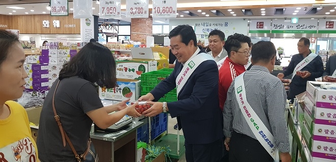 농산물품질관리원 강원지원과 강원농협지역본부는 지난 11일 신북농협 로컬푸드하나로마트내에 국가가 인증한 GAP 우수농산물 전용 판매관을 강원도 최초로 개장했다. / 사진 = 강원농협지역본부