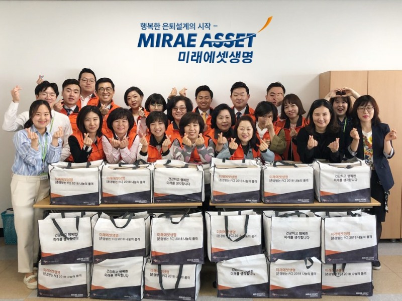 △미래에셋생명은 자사 강원지점 FC 20여명이 11일 저소득층 독거노인을 찾아가 선물을 전달하고 기념촬영을 하고 있다./사진=미래에셋생명