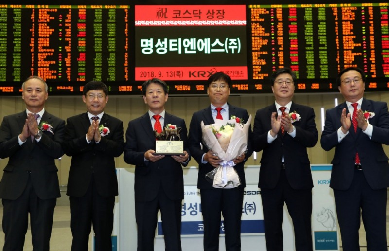 한국거래소 코스닥시장본부는 13일 오전 서울사옥 홍보관에서 2차전지 분리막 제조설비 생산업체인 명성티엔에스의 코스닥시장 신규상장기념식을 개최했다. (왼쪽부터) 최규준 한국IR협의회 부회장, 정운수 한국거래소 코스닥시장본부장, 권태욱 명성티엔에스 대표이사, 이용진 명성티엔에스 대표이사, 전병조 KB증권 대표이사, 송윤진 코스닥협회 부회장. 사진=한국거래소