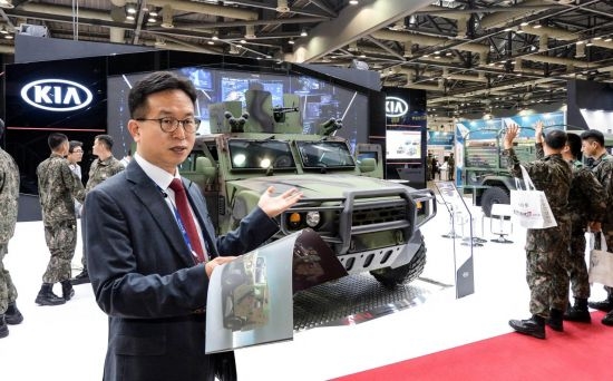 13일 기아자동차가 경기 일산 킨텍스에서 열리는 DX KOREA 2018에 참가한다. 사진은 기아차 설명요원이 부스를 찾은 관람객들에게 제품설명을 하고 있는 모습. 사진=기아자동차.