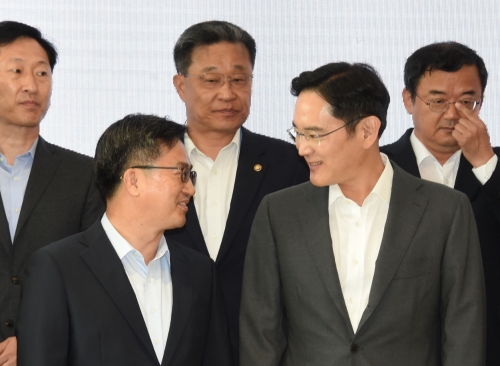△지난달 6일 혁신성장 현장소통 간담회에서 김동연 경제부총리 겸 기획재정부 장관(왼쪽)과 이재용 삼성전자 부회장