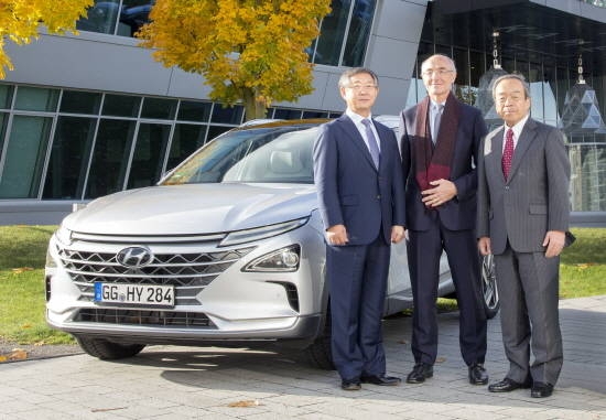 (왼쪽부터) 수소위원회 공동 회장인 양웅철 현대차 부회장, 베누아 포티에 에어리퀴드 회장과 전임 공동 회장 우치야마다 토요타 회장이 지난해 11월 독일에서 열린 '제 2차 수소위원회 총회'에 참석해 기념사진을 찍은 모습. 사진=현대자동차.