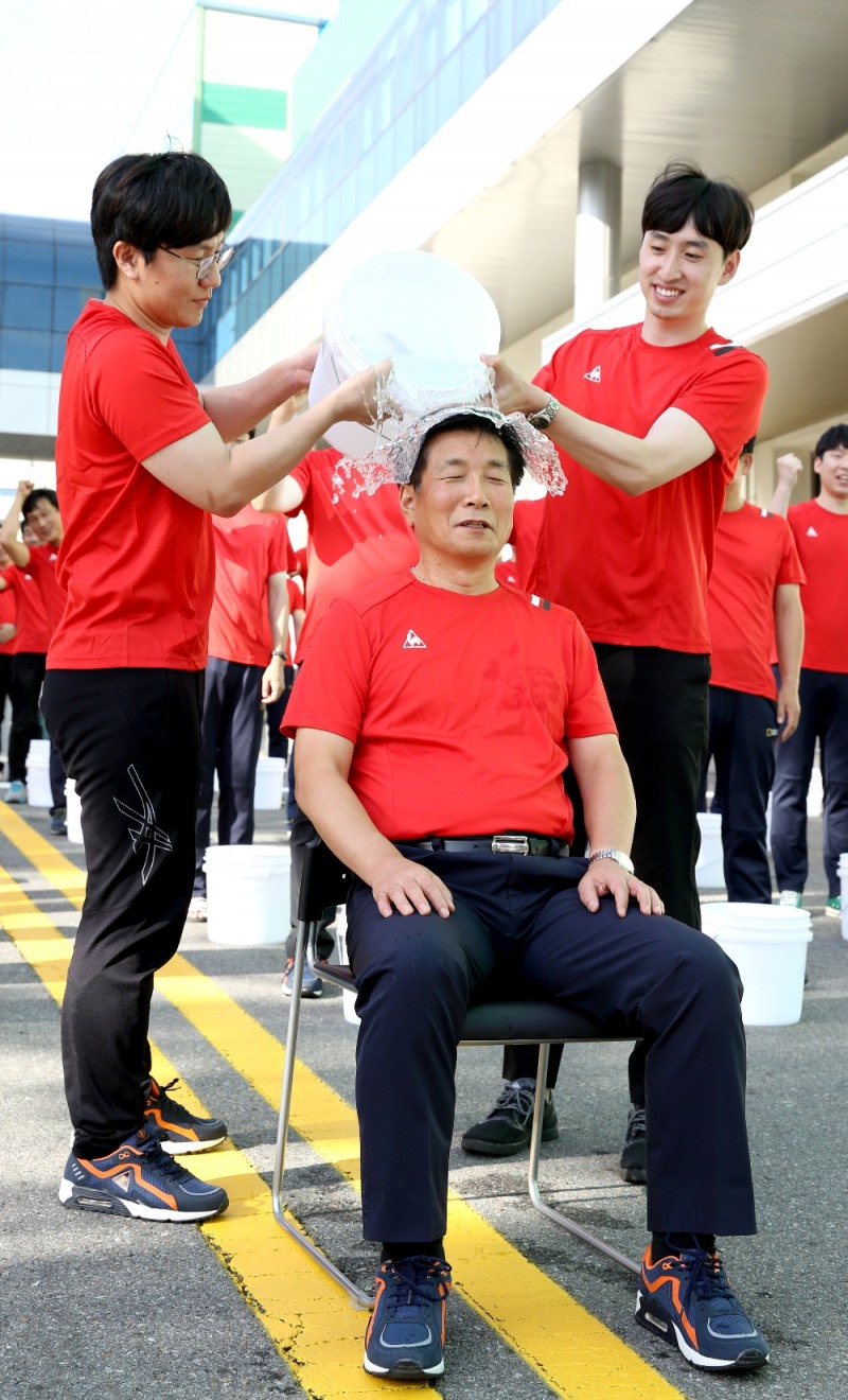 13일 롯데푸드 천안공장에서 이영호 대표이사가 아이스버킷 챌린지에 동참하고 있다. /사진제공=롯데푸드
