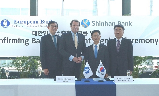 지난 13일 영국 런던 소재 EBRD(European Bank for Reconstruction and Development) 본사에서 열린 ‘신한은행-EBRD 무역활성화 프로그램 업무 협약식’에서 허영택 신한은행 부행장(왼쪽에서 세번째)과 Jurgen Rigterink(유겐 릭터링크) EBRD 수석 부행장(두번째), 조영수 코트라 런던 무역관장(네번째), 서승현 신한은행 런던지점 지점장(첫번째)이 기념촬영 하고 있다. / 사진 = 신한은행