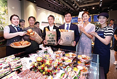 ▲ (맨 좌측 두 번째부터) 이철수 환경운동연합 대표, 안병옥 환경부 차관, 권인태 파리크라상 대표이사가 지난 7월 파리바게뜨 명동본점에서 ‘1회용품 줄이기 및 재활용 촉진을 위한 자발적 협약’ 을 체결했다. 사진 = 파리크라상