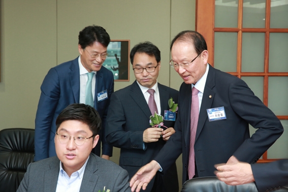최운열 의원(더불어민주당·맨 오른쪽)이 ‘2018 한국금융투자포럼’ 찹석을 위해 11일 금융투자협회 현장에 들러 이날 주제발표를 앞둔 이상욱 후오비코리아 CFO(착석자)에게 인사를 건네고 있다. 최 의원 왼쪽부터 김봉국 한국금융신문 사장, 박천웅 이스트스프링스자산운용사장.