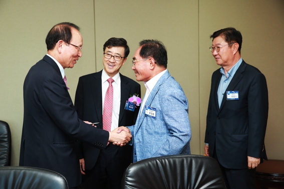 ‘2018 한국금융투자포럼’에 축사를 맡은 최운열 의원(맨 왼쪽)이 허과현 한국금융신문 부회장(왼쪽 두 번째)과 최범수 한림대 교수(맨 오른쪽)이 지켜보는 가운데 유정준 BNK금융지주 이사와 인사를 나눴다.