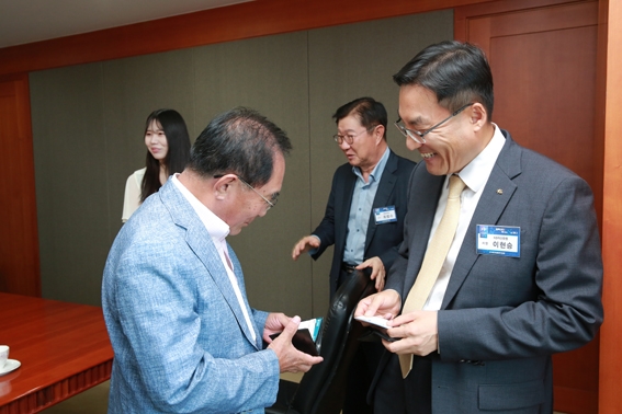 ‘2018 한국금융투자포럼’에 참석한 유정준 BNK금융지주 이사(왼쪽부터)와 최범수 한림대 교수, 이한승 KB자산운용 사장이 인사를 주고 받고 있다.