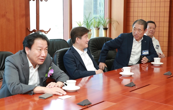 ‘2018 한국금융투자포럼’에 앞서 송인규 고려대 교수, 이재영 DGB캐피탈 사장, 이윤규 DGB자산운용 사장, 박석환 한국애널리스트회 이사가 나란히 않자 최근 금융시장 동향에 대해 논하고 있다. (왼쪽부터)