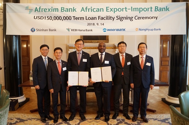 신한은행은 아프리카 수출입은행에 대한 1억 5000만불 규모 신디케이션론을 주선해 한국계 은행들이 대주단으로 참여하는 대출약정을 체결했다. / 사진 = 신한은행