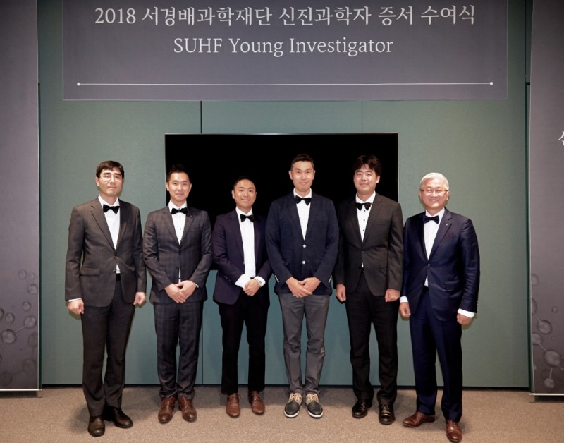 (사진 왼쪽부터) 우재성 교수, 정인경 교수, 김진홍 교수, 박현우 교수, 주영석 교수, 서경배 이사장. /사진제공=서경배과학재단