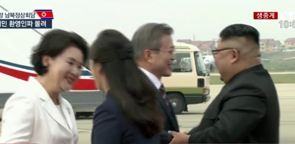 문재인 대통령(사진 왼쪽에서 3번째)과 김정은 북한 국무위원장(사진 왼쪽에서 4번째)이 평영 순안공항에서 악수를 하고 있다. /사진=YTN 캡쳐.