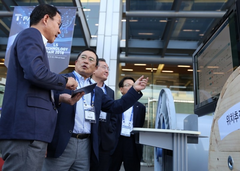 구자열 LS그룹 회장(왼쪽 두번째)이 17일 LS타워에서 열린 'T-Fair 2018'에 참가해 LS전선의 위치추적(IoT) 시스템 기술을 둘러보고 있다.