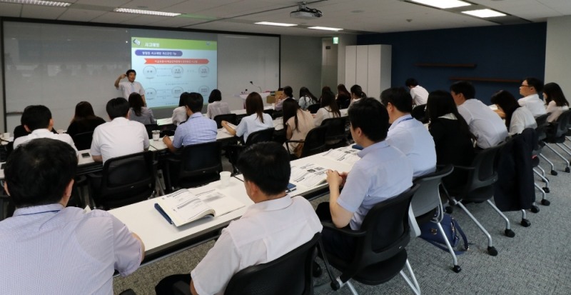 △SBI저축은행은 소비자보호를 강화하기 위해 본사, 지점 등 전 임직원을 대상으로 집합교육, 사례전파 등 다양한 활동을 진행하고 있다./사진=SBI저축은행