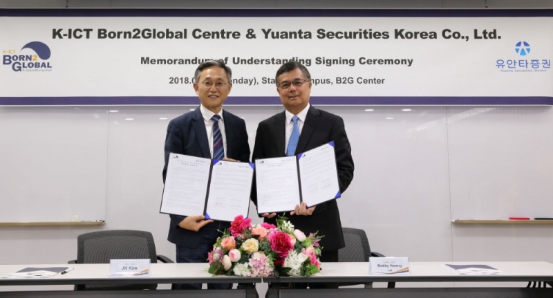 ▲김종갑 본투글로벌센터장(왼쪽)과 황웨이청 유안타증권 사장이 17일 판교스타트업캠퍼스에서 국내 유망 스타트업의 경쟁력 강화와 중화권 진출을 통한 글로벌 강소기업으로의 도약을 지원하기 위한 업무협력 양해각서(MOU)를 체결하고 있다./사진=유안타증권